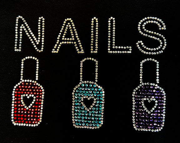 Delantal negro con pechera y diseño de peinado con diamantes de imitación