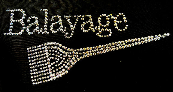 Delantal negro con pechera y diseño de peinado con diamantes de imitación